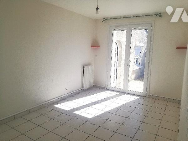 En centre-ville, à proximité des écoles et des commerces, maison de plain-pied avec garage et jardin