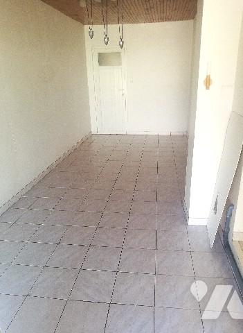 En centre-ville, à proximité des écoles et des commerces, maison de plain-pied avec garage et jardin