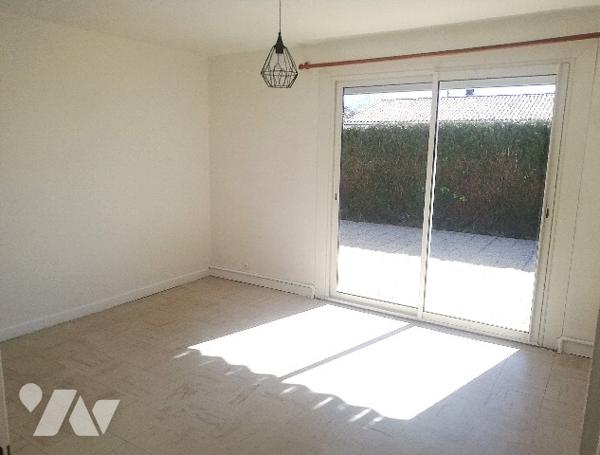 En centre-ville, à proximité des écoles et des commerces, maison de plain-pied avec garage et jardin