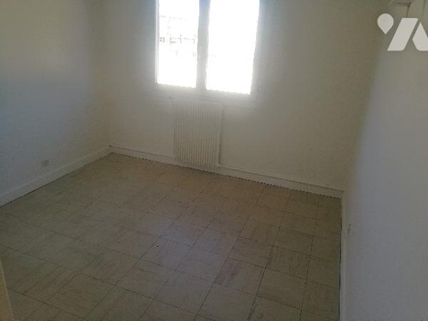 En centre-ville, à proximité des écoles et des commerces, maison de plain-pied avec garage et jardin