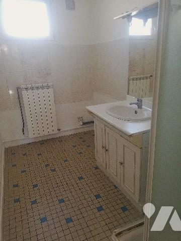 En centre-ville, à proximité des écoles et des commerces, maison de plain-pied avec garage et jardin