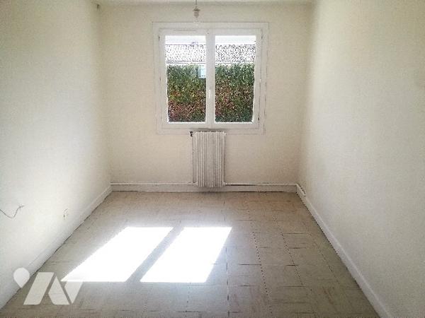 En centre-ville, à proximité des écoles et des commerces, maison de plain-pied avec garage et jardin