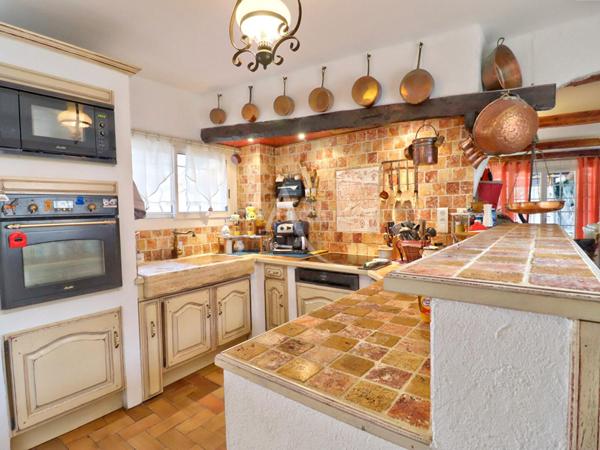 VILLA D'EXCEPTION TYPE5 AVEC PISCINE SUR TERRAIN DE 8510m² A PIERREVERT
