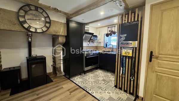 Au cœur d’un petit hameau paisible sur la commune de Trévron, découvrez cette charmante maison entièrement rénovée en 2023, idéale pour un premier achat, une résidence secondaire ou un projet de vie au calme.

Dès l’entrée, l’ambiance chaleureuse opère immédiatement.

Le rez-de-chaussée se compose :

d’une agréable pièce de vie avec poêle à granulés,
d’une cuisine moderne noire et bois, aménagée et équipée avec électroménager récent,
d’un espace repas convivial,
d’un WC indépendant.

Vous profiterez également d’un superbe salon installé sous véranda plein sud, utilisable toute l’année, offrant une belle luminosité et une atmosphère chaleureuse esprit maison de campagne rénovée, sublimée par un mur en pierres apparentes.

À l’étage :

une chambre lumineuse,
une salle d’eau moderne avec grande douche, meuble vasque et WC.

Au second niveau :

une jolie chambre parentale à la décoration soignée avec vélux.

Les prestations :

rénovation complète en 2023,
parquet et décoration moderne,
poêle à granulés,
assainissement conforme,
aucun travaux à prévoir.

À l’extérieur, vous bénéficierez d’un terrain indépendant d’environ 400 m² situé à seulement 50 mètres de la maison :
terrasse, potager, cuisine d’été, espace détente… de nombreuses possibilités s’offrent à vous.

Le terrain permet également le stationnement de 5 à 6 véhicules sur espace stabilisé, avec possibilité d’installation d’un carport.

Une maison clé en main, pleine de charme, dans un environnement calme tout en restant à moins de 10 minutes de la zone commerciale de Léhon.

DPE en cours.