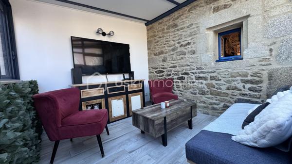 Au cœur d’un petit hameau paisible sur la commune de Trévron, découvrez cette charmante maison entièrement rénovée en 2023, idéale pour un premier achat, une résidence secondaire ou un projet de vie au calme.

Dès l’entrée, l’ambiance chaleureuse opère immédiatement.

Le rez-de-chaussée se compose :

d’une agréable pièce de vie avec poêle à granulés,
d’une cuisine moderne noire et bois, aménagée et équipée avec électroménager récent,
d’un espace repas convivial,
d’un WC indépendant.

Vous profiterez également d’un superbe salon installé sous véranda plein sud, utilisable toute l’année, offrant une belle luminosité et une atmosphère chaleureuse esprit maison de campagne rénovée, sublimée par un mur en pierres apparentes.

À l’étage :

une chambre lumineuse,
une salle d’eau moderne avec grande douche, meuble vasque et WC.

Au second niveau :

une jolie chambre parentale à la décoration soignée avec vélux.

Les prestations :

rénovation complète en 2023,
parquet et décoration moderne,
poêle à granulés,
assainissement conforme,
aucun travaux à prévoir.

À l’extérieur, vous bénéficierez d’un terrain indépendant d’environ 400 m² situé à seulement 50 mètres de la maison :
terrasse, potager, cuisine d’été, espace détente… de nombreuses possibilités s’offrent à vous.

Le terrain permet également le stationnement de 5 à 6 véhicules sur espace stabilisé, avec possibilité d’installation d’un carport.

Une maison clé en main, pleine de charme, dans un environnement calme tout en restant à moins de 10 minutes de la zone commerciale de Léhon.

DPE en cours.