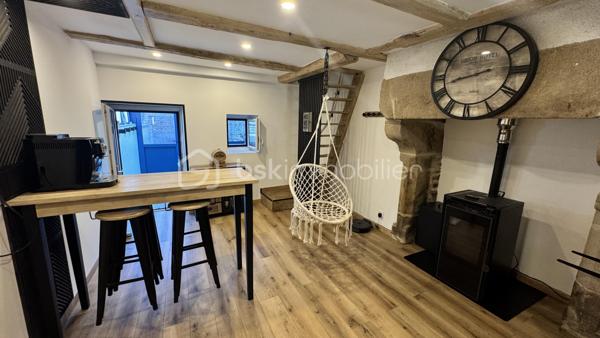 Au cœur d’un petit hameau paisible sur la commune de Trévron, découvrez cette charmante maison entièrement rénovée en 2023, idéale pour un premier achat, une résidence secondaire ou un projet de vie au calme.

Dès l’entrée, l’ambiance chaleureuse opère immédiatement.

Le rez-de-chaussée se compose :

d’une agréable pièce de vie avec poêle à granulés,
d’une cuisine moderne noire et bois, aménagée et équipée avec électroménager récent,
d’un espace repas convivial,
d’un WC indépendant.

Vous profiterez également d’un superbe salon installé sous véranda plein sud, utilisable toute l’année, offrant une belle luminosité et une atmosphère chaleureuse esprit maison de campagne rénovée, sublimée par un mur en pierres apparentes.

À l’étage :

une chambre lumineuse,
une salle d’eau moderne avec grande douche, meuble vasque et WC.

Au second niveau :

une jolie chambre parentale à la décoration soignée avec vélux.

Les prestations :

rénovation complète en 2023,
parquet et décoration moderne,
poêle à granulés,
assainissement conforme,
aucun travaux à prévoir.

À l’extérieur, vous bénéficierez d’un terrain indépendant d’environ 400 m² situé à seulement 50 mètres de la maison :
terrasse, potager, cuisine d’été, espace détente… de nombreuses possibilités s’offrent à vous.

Le terrain permet également le stationnement de 5 à 6 véhicules sur espace stabilisé, avec possibilité d’installation d’un carport.

Une maison clé en main, pleine de charme, dans un environnement calme tout en restant à moins de 10 minutes de la zone commerciale de Léhon.

DPE en cours.