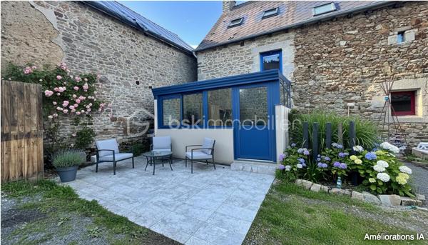 Au cœur d’un petit hameau paisible sur la commune de Trévron, découvrez cette charmante maison entièrement rénovée en 2023, idéale pour un premier achat, une résidence secondaire ou un projet de vie au calme.

Dès l’entrée, l’ambiance chaleureuse opère immédiatement.

Le rez-de-chaussée se compose :

d’une agréable pièce de vie avec poêle à granulés,
d’une cuisine moderne noire et bois, aménagée et équipée avec électroménager récent,
d’un espace repas convivial,
d’un WC indépendant.

Vous profiterez également d’un superbe salon installé sous véranda plein sud, utilisable toute l’année, offrant une belle luminosité et une atmosphère chaleureuse esprit maison de campagne rénovée, sublimée par un mur en pierres apparentes.

À l’étage :

une chambre lumineuse,
une salle d’eau moderne avec grande douche, meuble vasque et WC.

Au second niveau :

une jolie chambre parentale à la décoration soignée avec vélux.

Les prestations :

rénovation complète en 2023,
parquet et décoration moderne,
poêle à granulés,
assainissement conforme,
aucun travaux à prévoir.

À l’extérieur, vous bénéficierez d’un terrain indépendant d’environ 400 m² situé à seulement 50 mètres de la maison :
terrasse, potager, cuisine d’été, espace détente… de nombreuses possibilités s’offrent à vous.

Le terrain permet également le stationnement de 5 à 6 véhicules sur espace stabilisé, avec possibilité d’installation d’un carport.

Une maison clé en main, pleine de charme, dans un environnement calme tout en restant à moins de 10 minutes de la zone commerciale de Léhon.

DPE en cours.