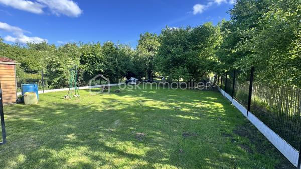 Au cœur d’un petit hameau paisible sur la commune de Trévron, découvrez cette charmante maison entièrement rénovée en 2023, idéale pour un premier achat, une résidence secondaire ou un projet de vie au calme.

Dès l’entrée, l’ambiance chaleureuse opère immédiatement.

Le rez-de-chaussée se compose :

d’une agréable pièce de vie avec poêle à granulés,
d’une cuisine moderne noire et bois, aménagée et équipée avec électroménager récent,
d’un espace repas convivial,
d’un WC indépendant.

Vous profiterez également d’un superbe salon installé sous véranda plein sud, utilisable toute l’année, offrant une belle luminosité et une atmosphère chaleureuse esprit maison de campagne rénovée, sublimée par un mur en pierres apparentes.

À l’étage :

une chambre lumineuse,
une salle d’eau moderne avec grande douche, meuble vasque et WC.

Au second niveau :

une jolie chambre parentale à la décoration soignée avec vélux.

Les prestations :

rénovation complète en 2023,
parquet et décoration moderne,
poêle à granulés,
assainissement conforme,
aucun travaux à prévoir.

À l’extérieur, vous bénéficierez d’un terrain indépendant d’environ 400 m² situé à seulement 50 mètres de la maison :
terrasse, potager, cuisine d’été, espace détente… de nombreuses possibilités s’offrent à vous.

Le terrain permet également le stationnement de 5 à 6 véhicules sur espace stabilisé, avec possibilité d’installation d’un carport.

Une maison clé en main, pleine de charme, dans un environnement calme tout en restant à moins de 10 minutes de la zone commerciale de Léhon.

DPE en cours.