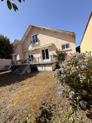 Maison à vendre  à TARBES 

Maison familiale de 127 m² avec 5 chambres , terrain de 440 m² sans vis à vis, vue sur les Pyrénées. 

Au RDC : Entrée, Grand salon séjour donnant sur la terrasse, 2 chambres dont une avec SDB attenante, cuisine, WC, placard.

A l'étage : 3 chambres dont une avec salle de bain attenante avec la possibilité de faire un dressing, WC, SDB.

Bonus : Cave, garage avec porte sectionnelle.

A visiter sans tarder !!