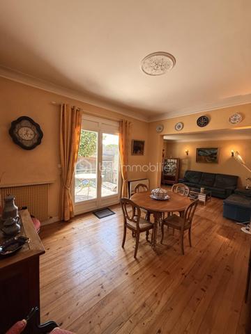 Maison à vendre  à TARBES 

Maison familiale de 127 m² avec 5 chambres , terrain de 440 m² sans vis à vis, vue sur les Pyrénées. 

Au RDC : Entrée, Grand salon séjour donnant sur la terrasse, 2 chambres dont une avec SDB attenante, cuisine, WC, placard.

A l'étage : 3 chambres dont une avec salle de bain attenante avec la possibilité de faire un dressing, WC, SDB.

Bonus : Cave, garage avec porte sectionnelle.

A visiter sans tarder !!