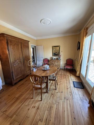 Maison à vendre  à TARBES 

Maison familiale de 127 m² avec 5 chambres , terrain de 440 m² sans vis à vis, vue sur les Pyrénées. 

Au RDC : Entrée, Grand salon séjour donnant sur la terrasse, 2 chambres dont une avec SDB attenante, cuisine, WC, placard.

A l'étage : 3 chambres dont une avec salle de bain attenante avec la possibilité de faire un dressing, WC, SDB.

Bonus : Cave, garage avec porte sectionnelle.

A visiter sans tarder !!