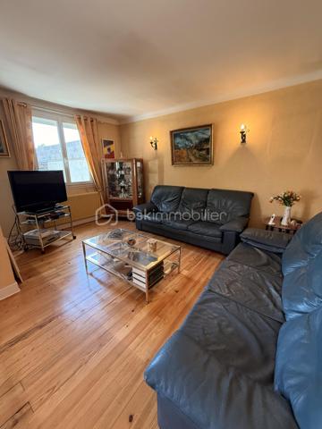 Maison à vendre  à TARBES 

Maison familiale de 127 m² avec 5 chambres , terrain de 440 m² sans vis à vis, vue sur les Pyrénées. 

Au RDC : Entrée, Grand salon séjour donnant sur la terrasse, 2 chambres dont une avec SDB attenante, cuisine, WC, placard.

A l'étage : 3 chambres dont une avec salle de bain attenante avec la possibilité de faire un dressing, WC, SDB.

Bonus : Cave, garage avec porte sectionnelle.

A visiter sans tarder !!