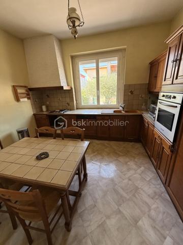 Maison à vendre  à TARBES 

Maison familiale de 127 m² avec 5 chambres , terrain de 440 m² sans vis à vis, vue sur les Pyrénées. 

Au RDC : Entrée, Grand salon séjour donnant sur la terrasse, 2 chambres dont une avec SDB attenante, cuisine, WC, placard.

A l'étage : 3 chambres dont une avec salle de bain attenante avec la possibilité de faire un dressing, WC, SDB.

Bonus : Cave, garage avec porte sectionnelle.

A visiter sans tarder !!