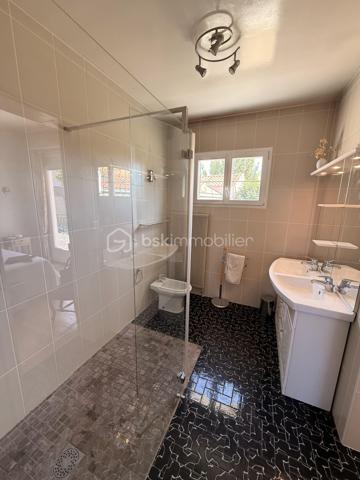 Maison à vendre  à TARBES 

Maison familiale de 127 m² avec 5 chambres , terrain de 440 m² sans vis à vis, vue sur les Pyrénées. 

Au RDC : Entrée, Grand salon séjour donnant sur la terrasse, 2 chambres dont une avec SDB attenante, cuisine, WC, placard.

A l'étage : 3 chambres dont une avec salle de bain attenante avec la possibilité de faire un dressing, WC, SDB.

Bonus : Cave, garage avec porte sectionnelle.

A visiter sans tarder !!