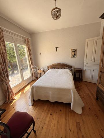 Maison à vendre  à TARBES 

Maison familiale de 127 m² avec 5 chambres , terrain de 440 m² sans vis à vis, vue sur les Pyrénées. 

Au RDC : Entrée, Grand salon séjour donnant sur la terrasse, 2 chambres dont une avec SDB attenante, cuisine, WC, placard.

A l'étage : 3 chambres dont une avec salle de bain attenante avec la possibilité de faire un dressing, WC, SDB.

Bonus : Cave, garage avec porte sectionnelle.

A visiter sans tarder !!