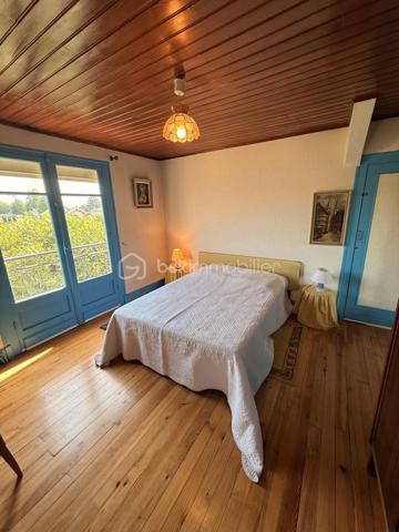 Maison à vendre  à TARBES 

Maison familiale de 127 m² avec 5 chambres , terrain de 440 m² sans vis à vis, vue sur les Pyrénées. 

Au RDC : Entrée, Grand salon séjour donnant sur la terrasse, 2 chambres dont une avec SDB attenante, cuisine, WC, placard.

A l'étage : 3 chambres dont une avec salle de bain attenante avec la possibilité de faire un dressing, WC, SDB.

Bonus : Cave, garage avec porte sectionnelle.

A visiter sans tarder !!