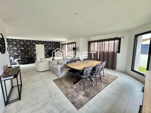 PLAIN PIED 4 CHAMBRES DONT UNE SUITE PARENTALE, GARAGE ET JARDIN A VOUILLE