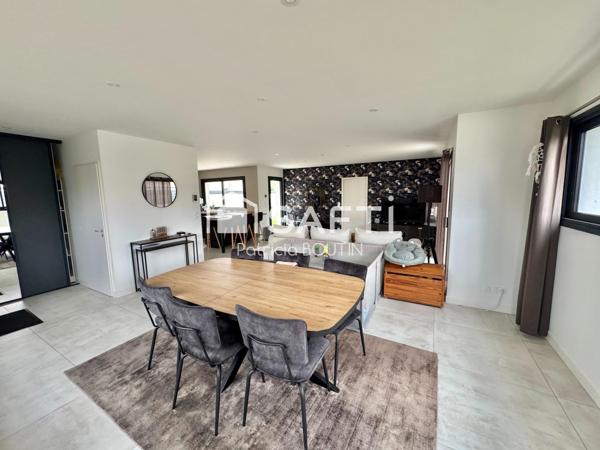 PLAIN PIED 4 CHAMBRES DONT UNE SUITE PARENTALE, GARAGE ET JARDIN A VOUILLE