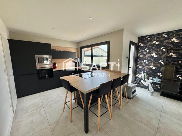 PLAIN PIED 4 CHAMBRES DONT UNE SUITE PARENTALE, GARAGE ET JARDIN A VOUILLE