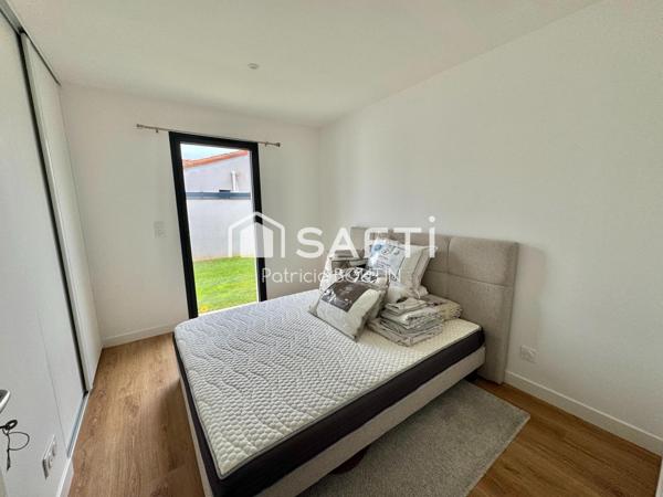 PLAIN PIED 4 CHAMBRES DONT UNE SUITE PARENTALE, GARAGE ET JARDIN A VOUILLE