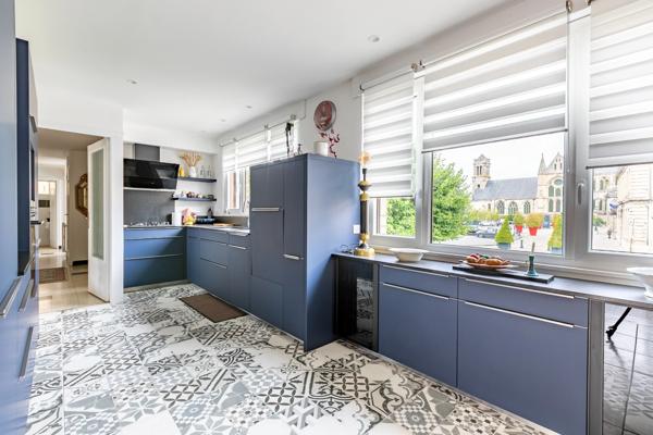Maison à vendre 5 pièces SOISSONS(02) cœur du centre-ville – 223 m2 habitables – 4 chambres – 3 salles d’eau - sous-sol- 3 garages - terrain 554m2- Aucuns travaux- DPE D