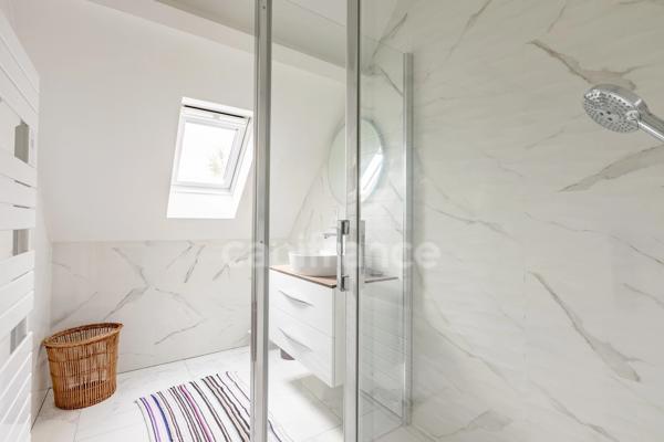 Maison à vendre 5 pièces SOISSONS(02) cœur du centre-ville – 223 m2 habitables – 4 chambres – 3 salles d’eau - sous-sol- 3 garages - terrain 554m2- Aucuns travaux- DPE D