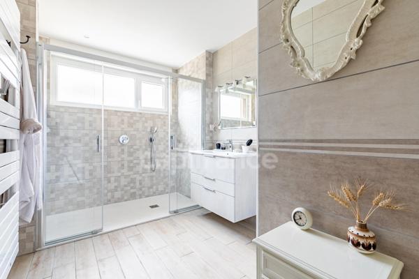 Maison à vendre 5 pièces SOISSONS(02) cœur du centre-ville – 223 m2 habitables – 4 chambres – 3 salles d’eau - sous-sol- 3 garages - terrain 554m2- Aucuns travaux- DPE D