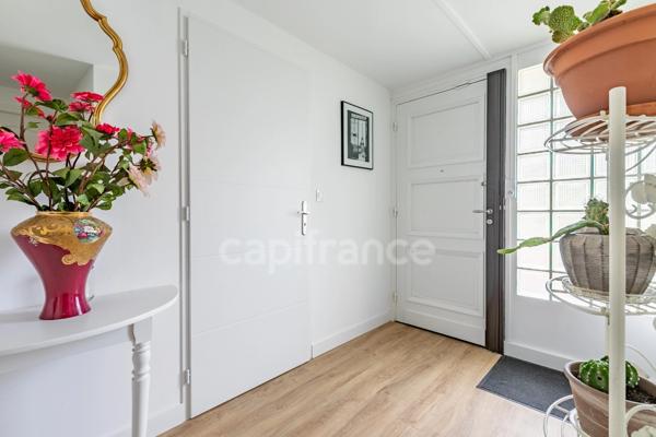 Maison à vendre 5 pièces SOISSONS(02) cœur du centre-ville – 223 m2 habitables – 4 chambres – 3 salles d’eau - sous-sol- 3 garages - terrain 554m2- Aucuns travaux- DPE D