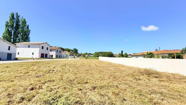 Terrain de 1 033 m², borné et viabilisé