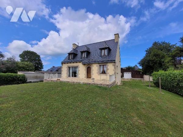 Une maison située dans le secteur de Beaussais-sur-Mer, à proximité des commerces et des transp...