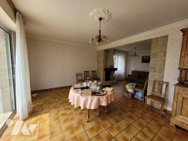 Une maison située dans le secteur de Beaussais-sur-Mer, à proximité des commerces et des transp...