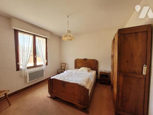 Une maison située dans le secteur de Beaussais-sur-Mer, à proximité des commerces et des transp...