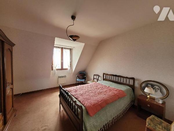 Une maison située dans le secteur de Beaussais-sur-Mer, à proximité des commerces et des transp...