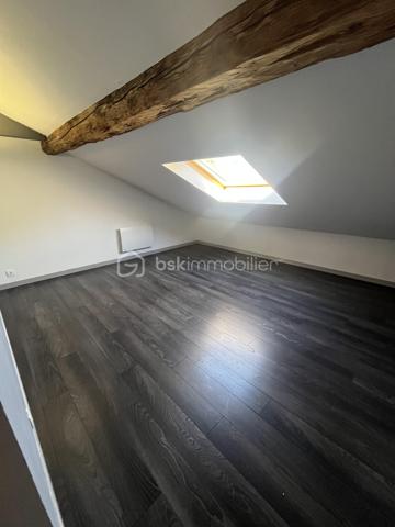 Loft T4 de 131 m² utiles dont 86 m² en loi carrez.
Il se compose d'une cuisine américaine équipée ouverte sur salon/séjour agrémenté d'une mezzanine, de trois chambres dont  une avec point d'eau, d'une salle de bain et un WC séparé. Charge 65€ (comprend eau froide, électricité et ménage des communs).
Très lumineux , au calme absolue
En plein centre ville, vu imprenable.
Rare à la vente.
A visité sans tarder.