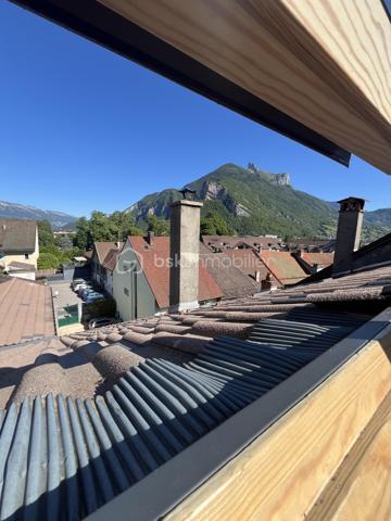Loft T4 de 131 m² utiles dont 86 m² en loi carrez.
Il se compose d'une cuisine américaine équipée ouverte sur salon/séjour agrémenté d'une mezzanine, de trois chambres dont  une avec point d'eau, d'une salle de bain et un WC séparé. Charge 65€ (comprend eau froide, électricité et ménage des communs).
Très lumineux , au calme absolue
En plein centre ville, vu imprenable.
Rare à la vente.
A visité sans tarder.