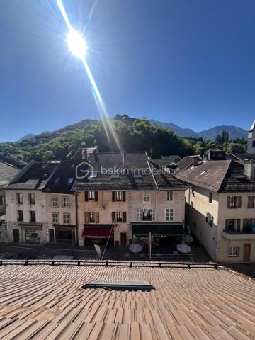 Loft T4 de 131 m² utiles dont 86 m² en loi carrez.
Il se compose d'une cuisine américaine équipée ouverte sur salon/séjour agrémenté d'une mezzanine, de trois chambres dont  une avec point d'eau, d'une salle de bain et un WC séparé. Charge 65€ (comprend eau froide, électricité et ménage des communs).
Très lumineux , au calme absolue
En plein centre ville, vu imprenable.
Rare à la vente.
A visité sans tarder.
