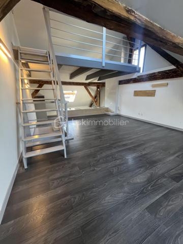 Loft T4 de 131 m² utiles dont 86 m² en loi carrez.
Il se compose d'une cuisine américaine équipée ouverte sur salon/séjour agrémenté d'une mezzanine, de trois chambres dont  une avec point d'eau, d'une salle de bain et un WC séparé. Charge 65€ (comprend eau froide, électricité et ménage des communs).
Très lumineux , au calme absolue
En plein centre ville, vu imprenable.
Rare à la vente.
A visité sans tarder.