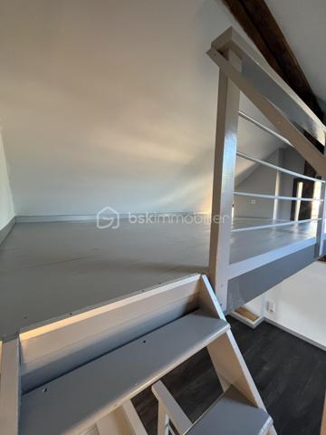 Loft T4 de 131 m² utiles dont 86 m² en loi carrez.
Il se compose d'une cuisine américaine équipée ouverte sur salon/séjour agrémenté d'une mezzanine, de trois chambres dont  une avec point d'eau, d'une salle de bain et un WC séparé. Charge 65€ (comprend eau froide, électricité et ménage des communs).
Très lumineux , au calme absolue
En plein centre ville, vu imprenable.
Rare à la vente.
A visité sans tarder.