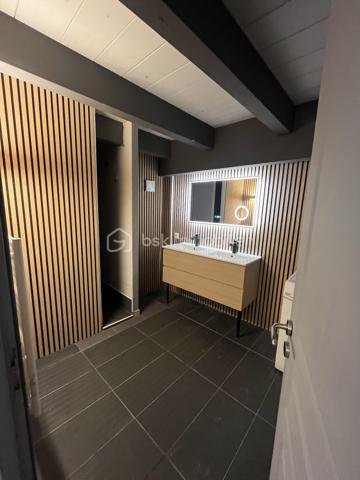 Loft T4 de 131 m² utiles dont 86 m² en loi carrez.
Il se compose d'une cuisine américaine équipée ouverte sur salon/séjour agrémenté d'une mezzanine, de trois chambres dont  une avec point d'eau, d'une salle de bain et un WC séparé. Charge 65€ (comprend eau froide, électricité et ménage des communs).
Très lumineux , au calme absolue
En plein centre ville, vu imprenable.
Rare à la vente.
A visité sans tarder.