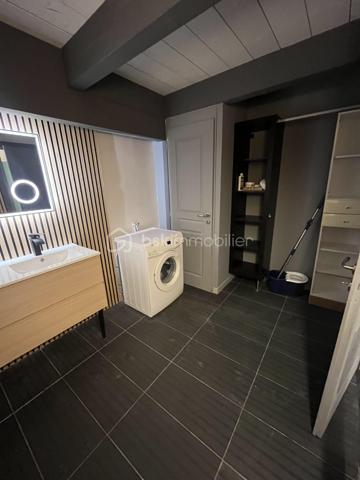 Loft T4 de 131 m² utiles dont 86 m² en loi carrez.
Il se compose d'une cuisine américaine équipée ouverte sur salon/séjour agrémenté d'une mezzanine, de trois chambres dont  une avec point d'eau, d'une salle de bain et un WC séparé. Charge 65€ (comprend eau froide, électricité et ménage des communs).
Très lumineux , au calme absolue
En plein centre ville, vu imprenable.
Rare à la vente.
A visité sans tarder.