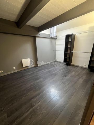 Loft T4 de 131 m² utiles dont 86 m² en loi carrez.
Il se compose d'une cuisine américaine équipée ouverte sur salon/séjour agrémenté d'une mezzanine, de trois chambres dont  une avec point d'eau, d'une salle de bain et un WC séparé. Charge 65€ (comprend eau froide, électricité et ménage des communs).
Très lumineux , au calme absolue
En plein centre ville, vu imprenable.
Rare à la vente.
A visité sans tarder.