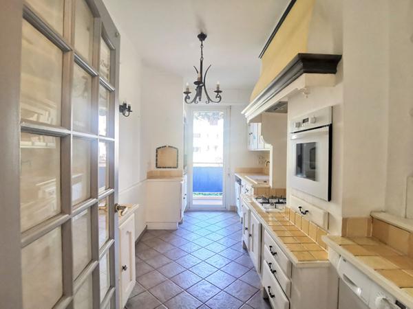 GORBELLA : TRES BEAU 3 PIECES TRAVERSANT AVEC POSSIBILITE STATIONNEMENT