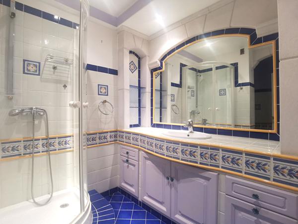 GORBELLA : TRES BEAU 3 PIECES TRAVERSANT AVEC POSSIBILITE STATIONNEMENT