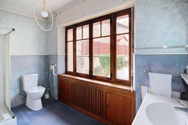 Centre de Villerupt : maison familiale avec terrasse, garage et studio.