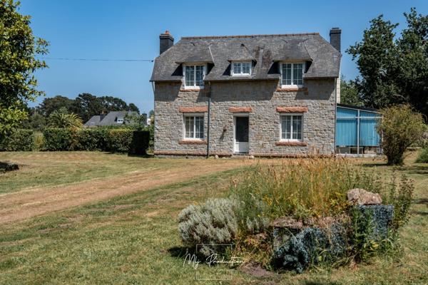 A 5' à pied du bord de mer, maison de CHARME, PLAGES à pied et accès direct GR 34 !