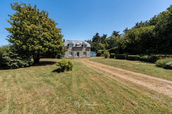 A 5' à pied du bord de mer, maison de CHARME, PLAGES à pied et accès direct GR 34 !