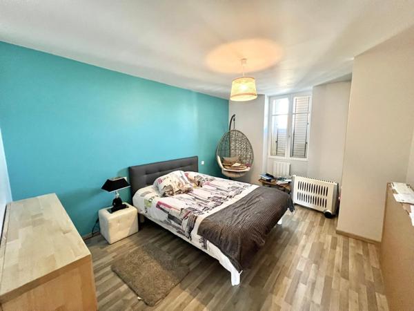 SUPERBE MAISON DE VILLE AVEC GRAND JARDIN ET TRIPLE GARAGE