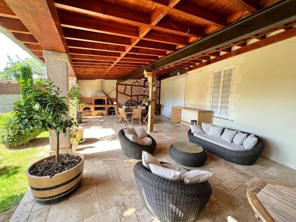 SUPERBE MAISON DE VILLE AVEC GRAND JARDIN ET TRIPLE GARAGE