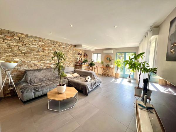 SUPERBE MAISON DE VILLE AVEC GRAND JARDIN ET TRIPLE GARAGE