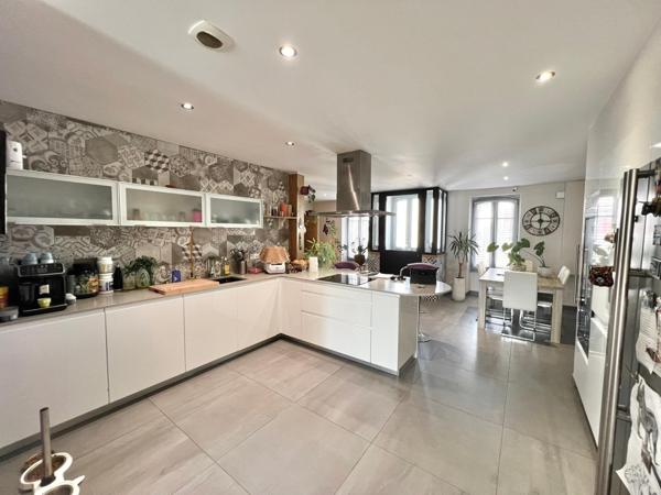 SUPERBE MAISON DE VILLE AVEC GRAND JARDIN ET TRIPLE GARAGE